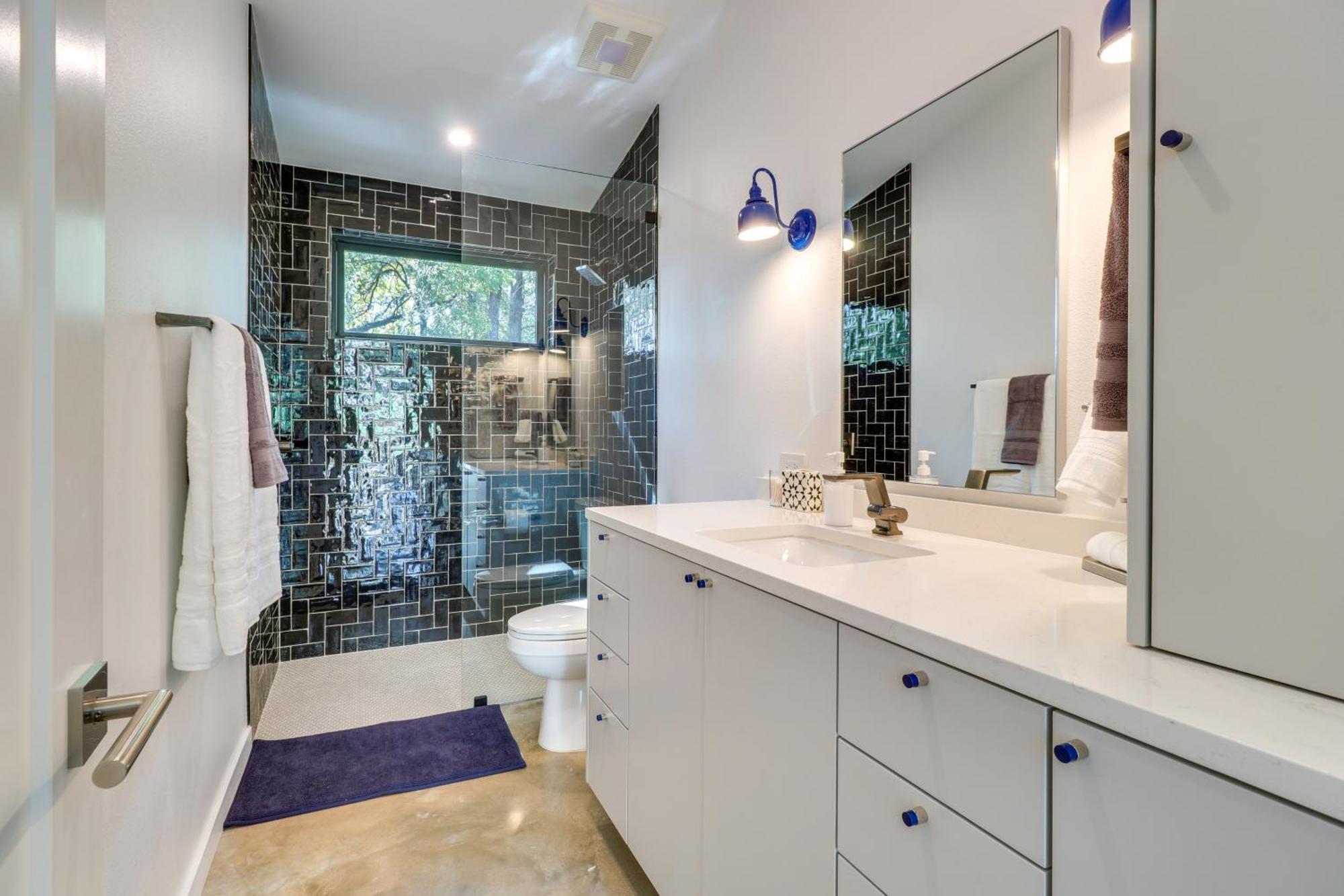 Dog-friendly Guest 3 Mi To Downtown *