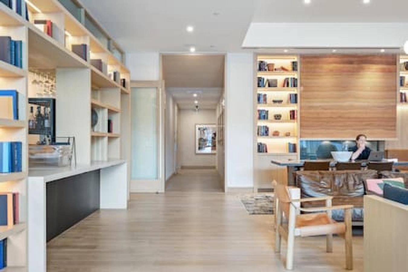 2br Lux Highrise + + Vibrant Rainey St Apartment