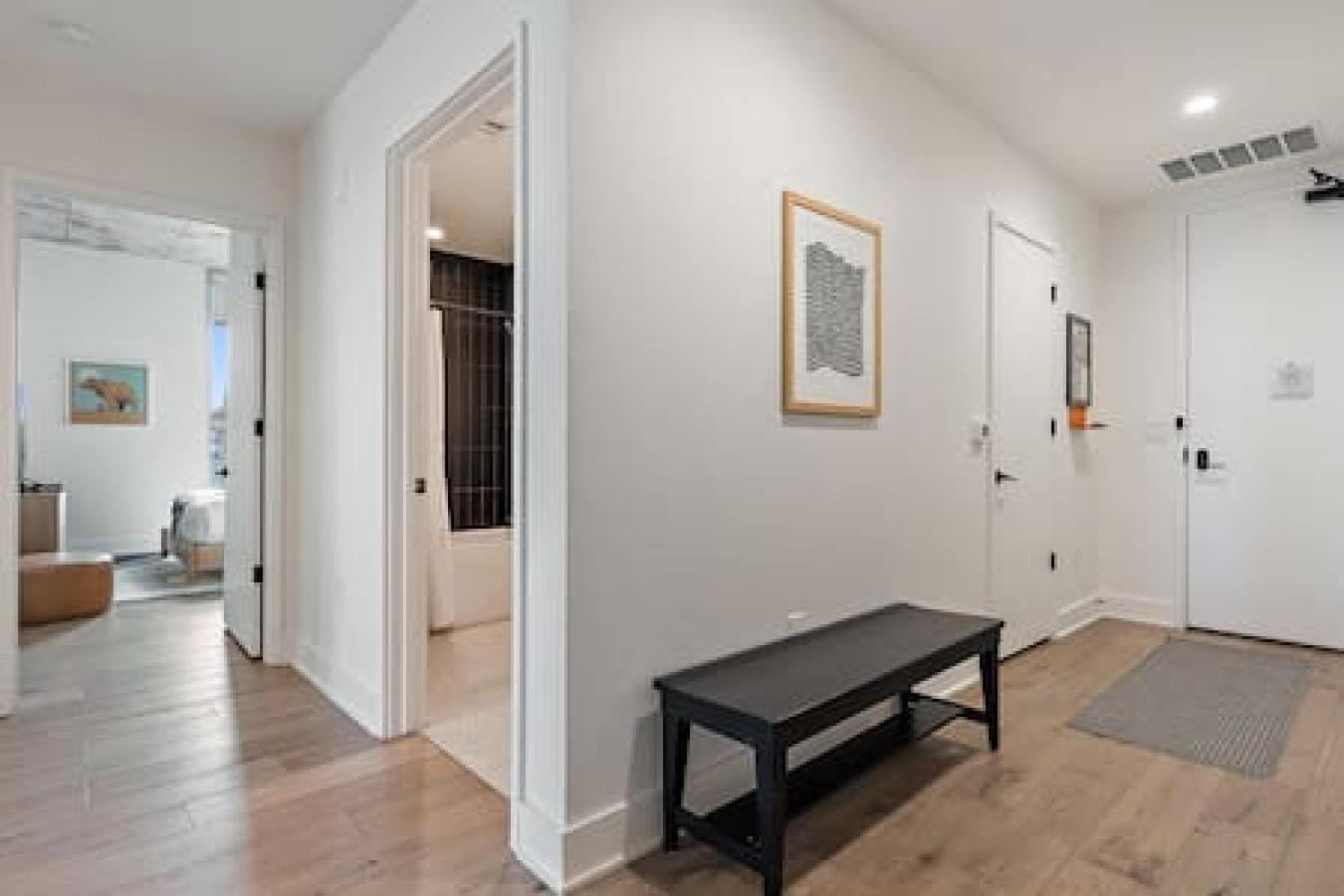 2br Lux Highrise + + Vibrant Rainey St Apartment Austin