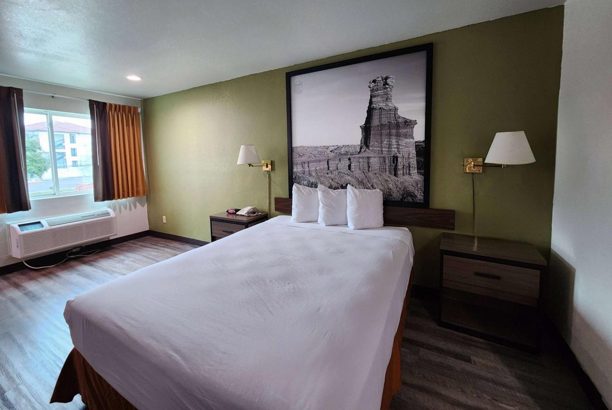 Super 8 By Wyndham North/university Area Hotel