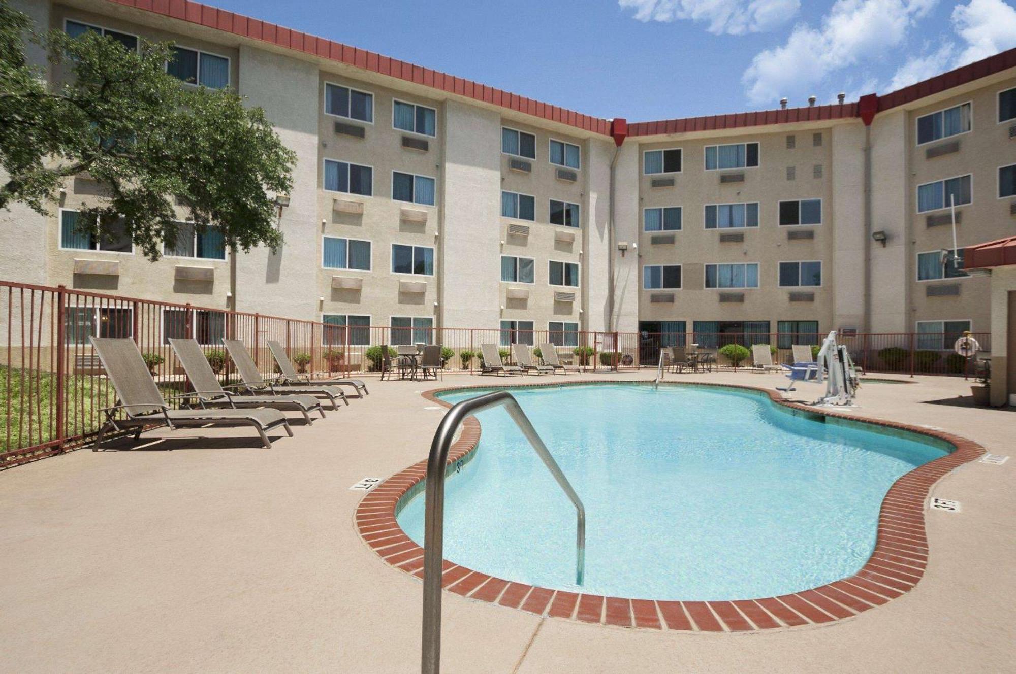 Super 8 By Wyndham North/university Area