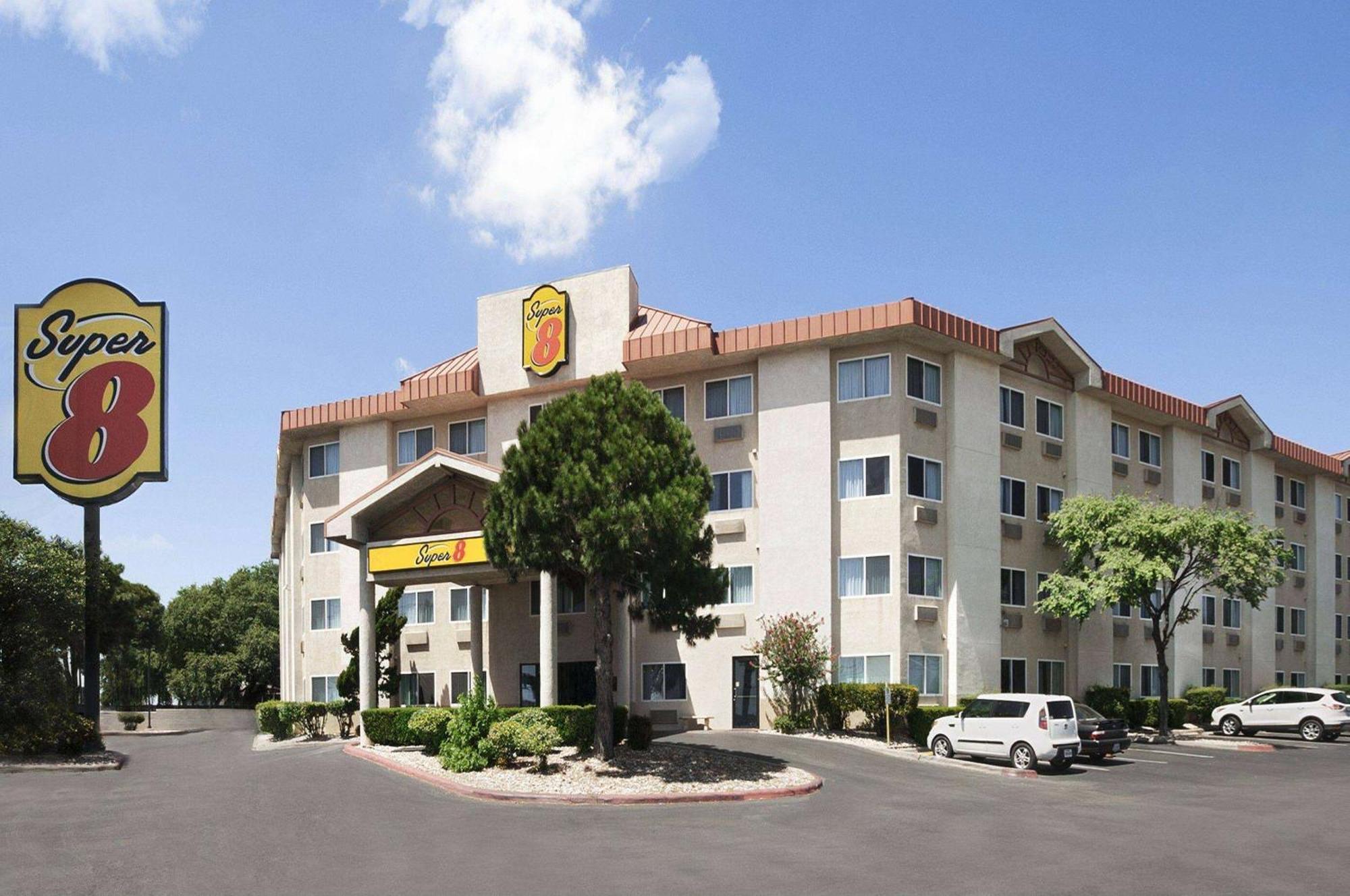 Super 8 By Wyndham North/university Area Austin