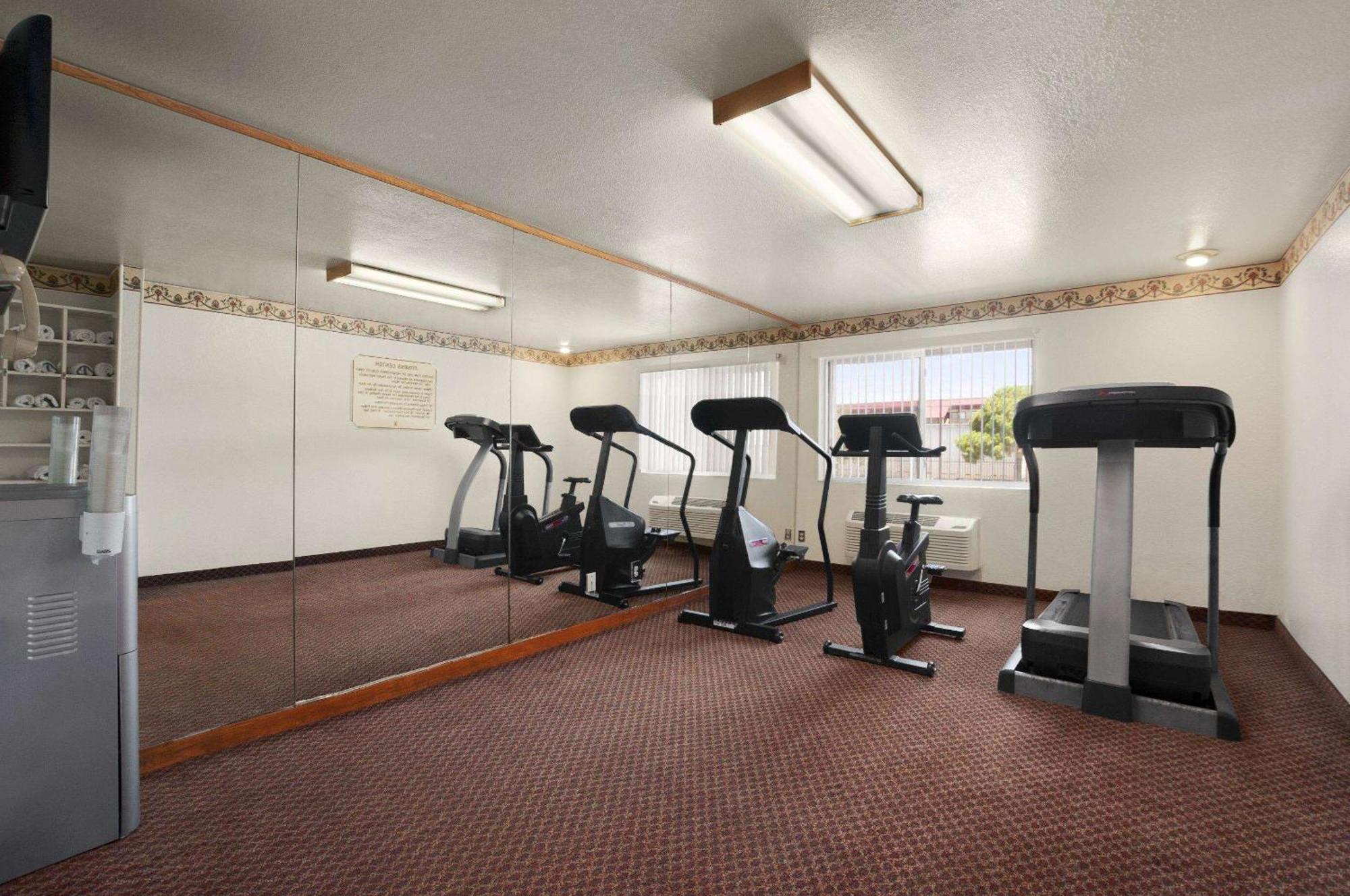 Super 8 By Wyndham North/university Area Hotel 2*