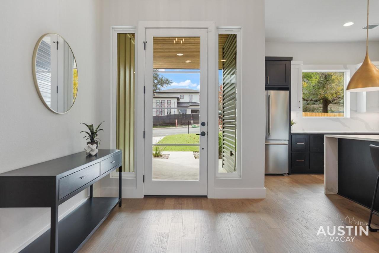 Luxurious Modernism With Private Hot Tub And Garage Holiday home Austin