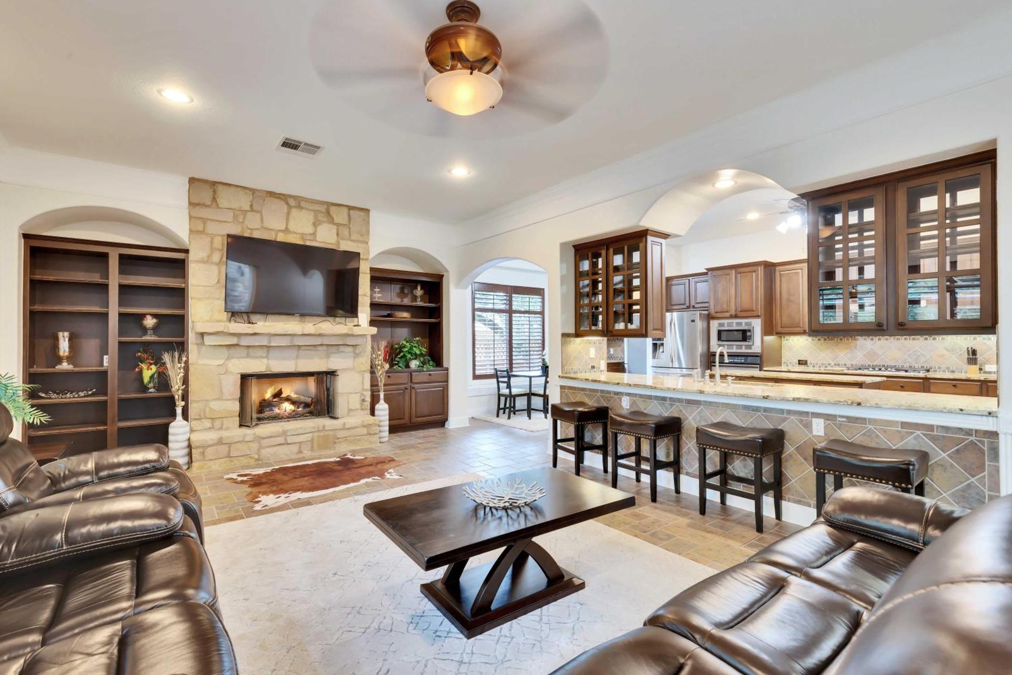Luxury 5-bedroom House, Belt, Majestic Oak Trees, Hot Outdoor 8 Person Spa. Austin
