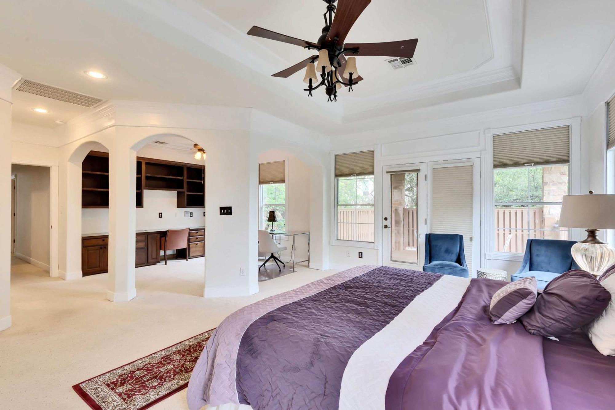 Luxury 5-bedroom House, Belt, Majestic Oak Trees, Hot Outdoor 8 Person Spa. Holiday home