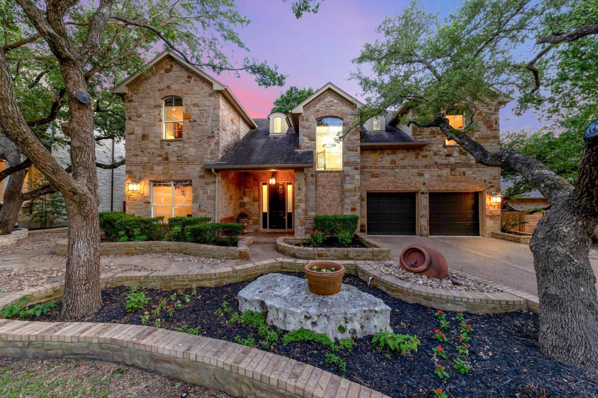 Holiday home Luxury 5-bedroom House, Belt, Majestic Oak Trees, Hot Outdoor 8 Person Spa. *