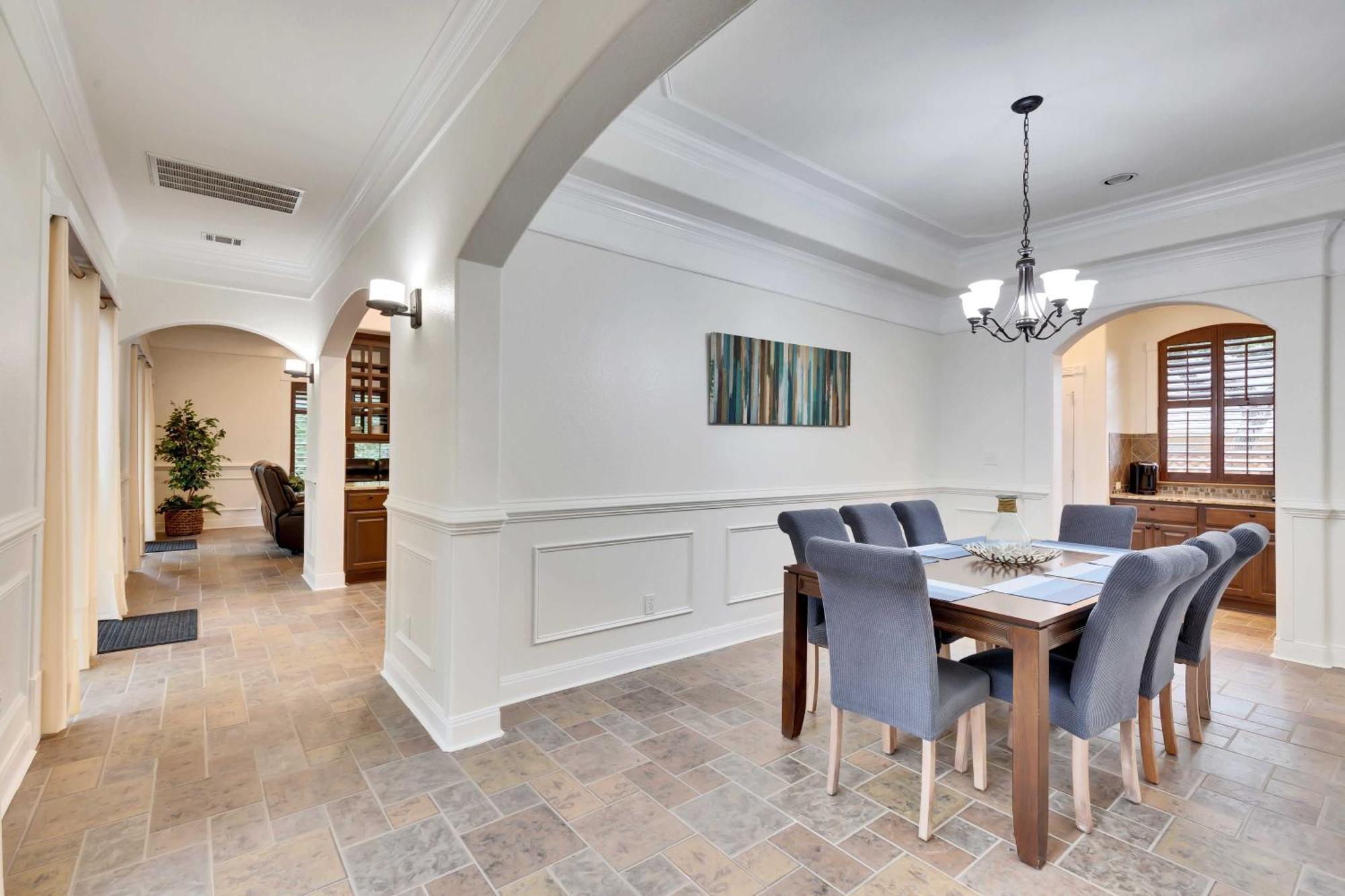 Luxury 5-bedroom House, Belt, Majestic Oak Trees, Hot Outdoor 8 Person Spa. Austin