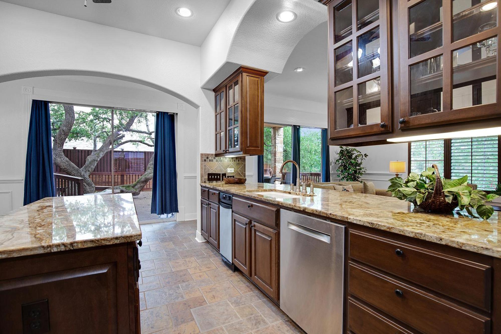 Luxury 5-bedroom House, Belt, Majestic Oak Trees, Hot Outdoor 8 Person Spa. *