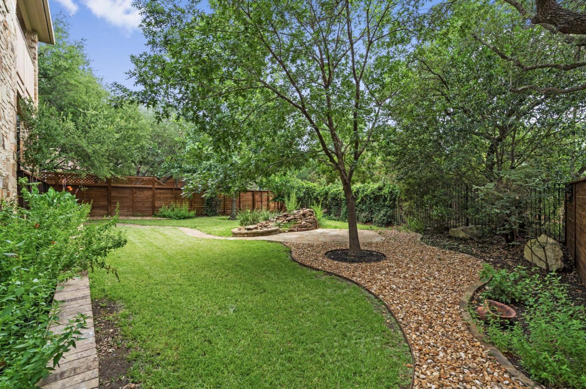 Holiday home Luxury 5-bedroom House, Belt, Majestic Oak Trees, Hot Outdoor 8 Person Spa. *