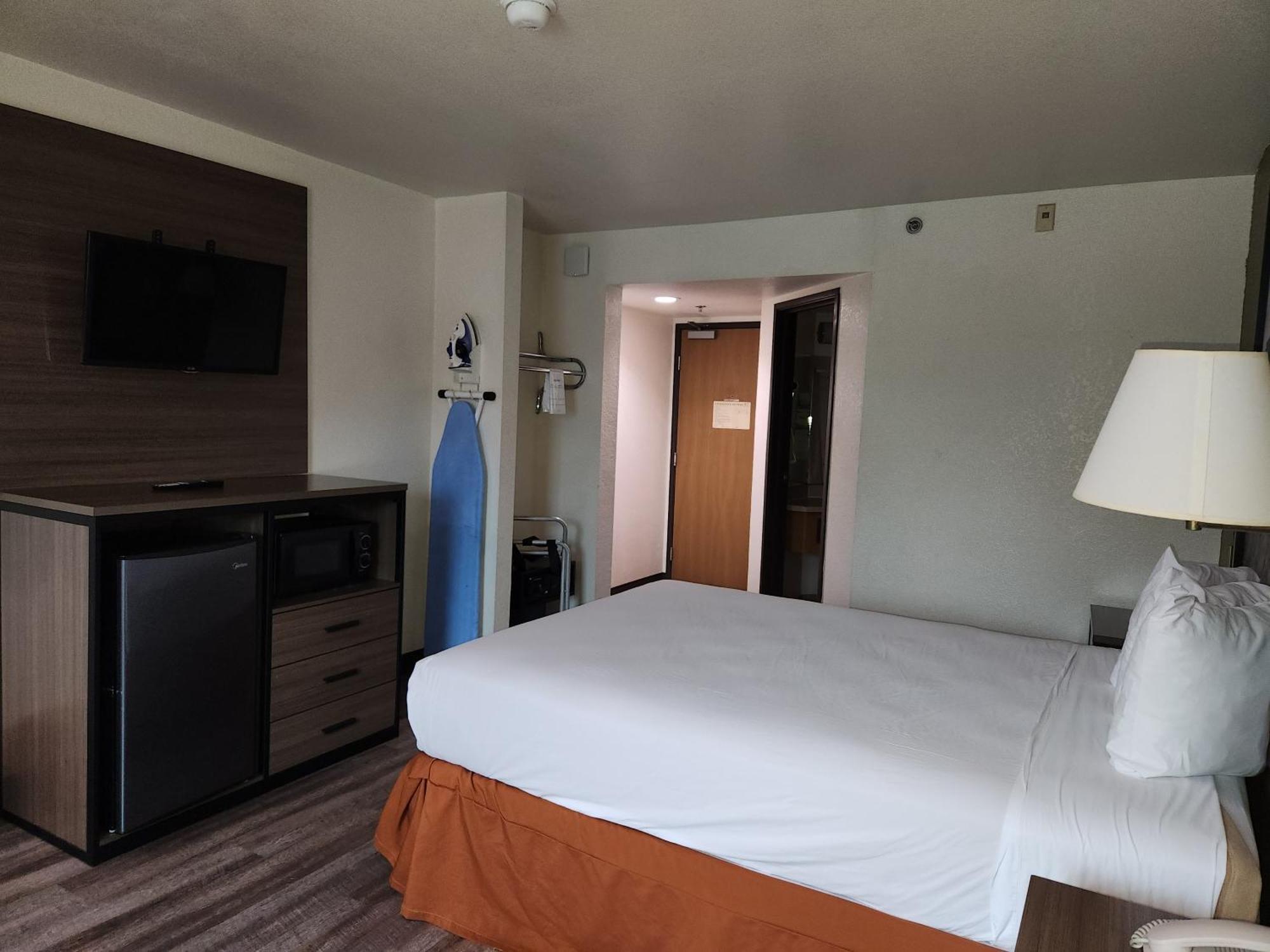 Super 8 By Wyndham North/university Area Hotel