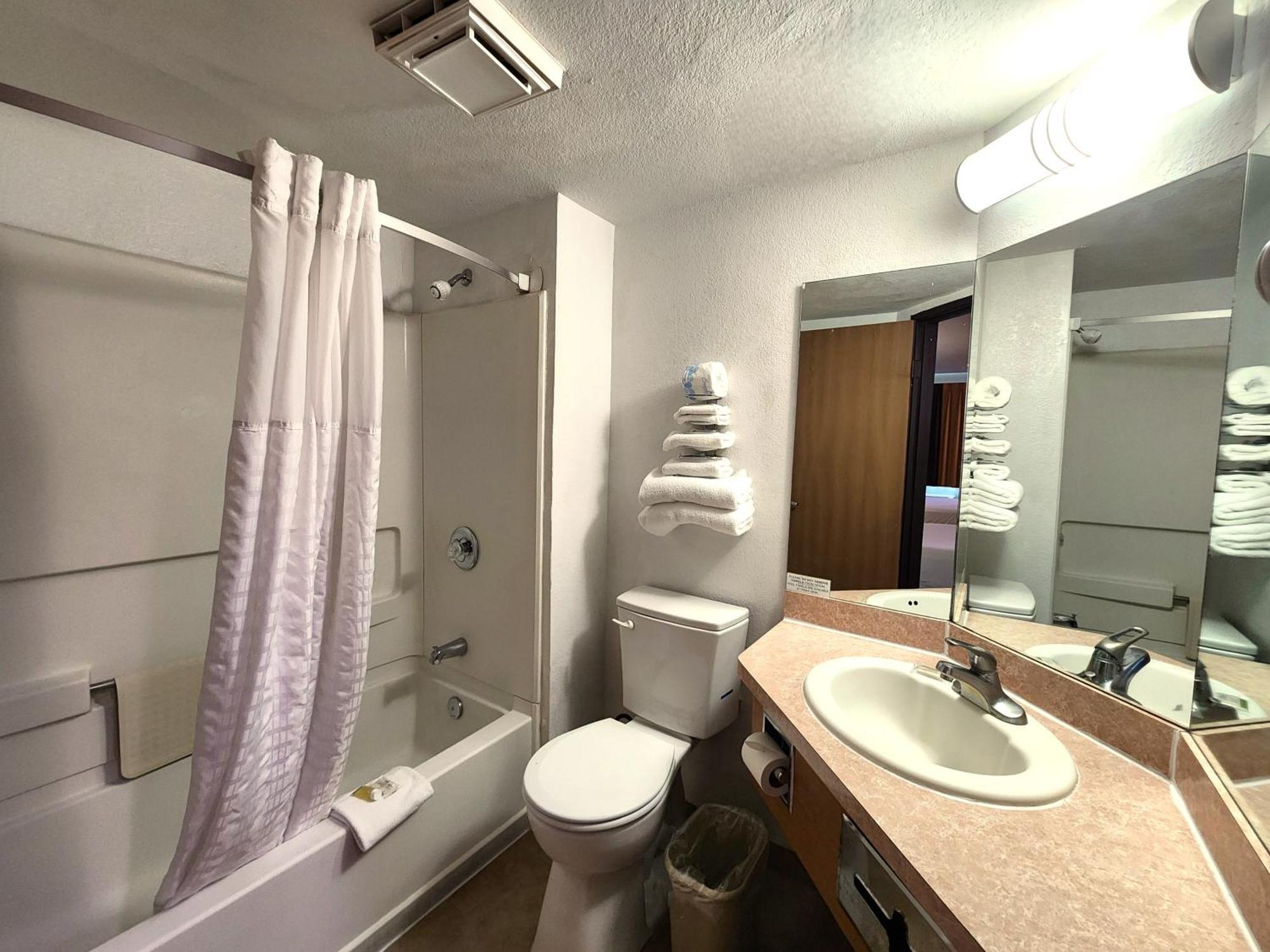 Super 8 By Wyndham North/university Area Hotel