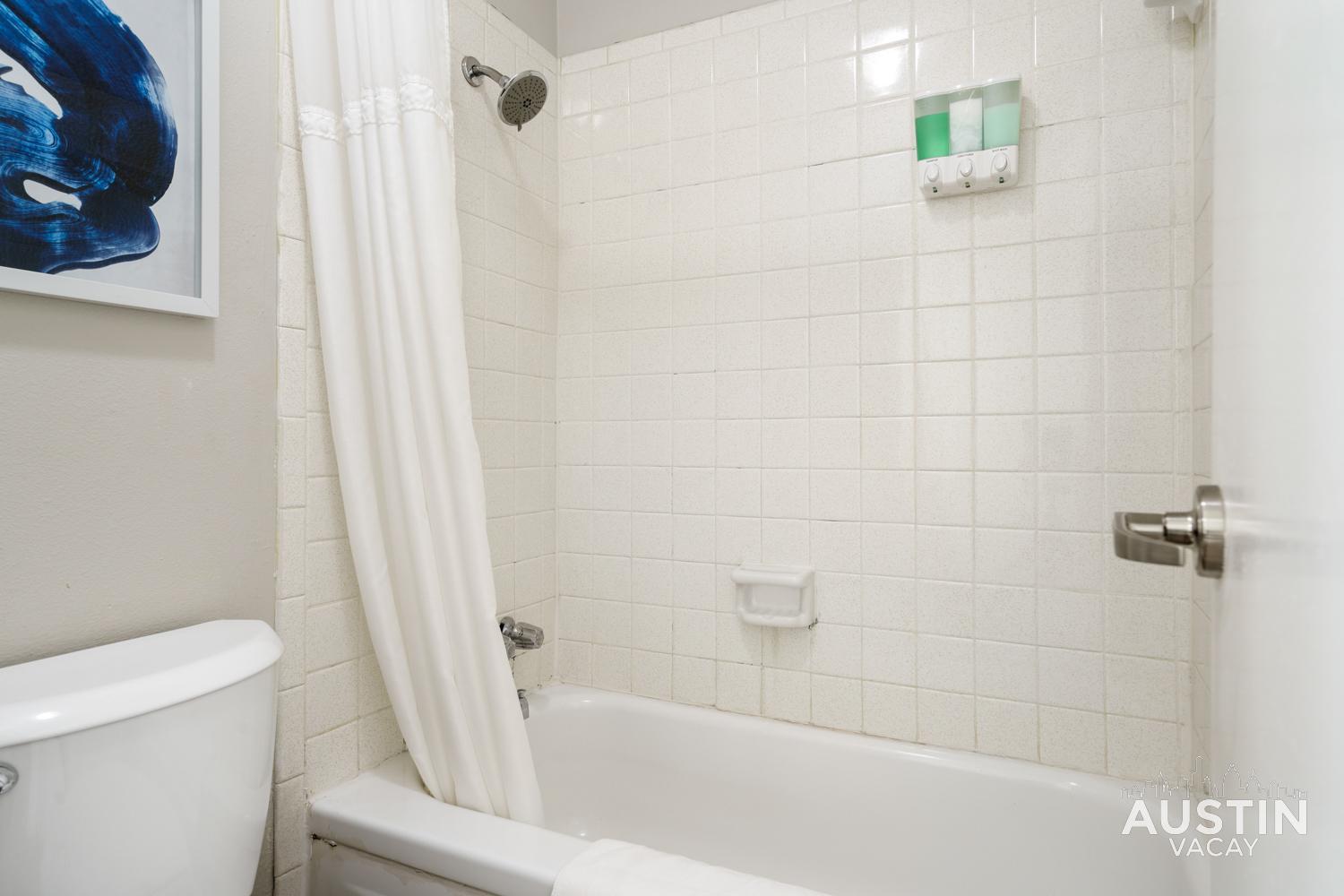 1st Floor Hyde Park Bathtub And Free Parking *