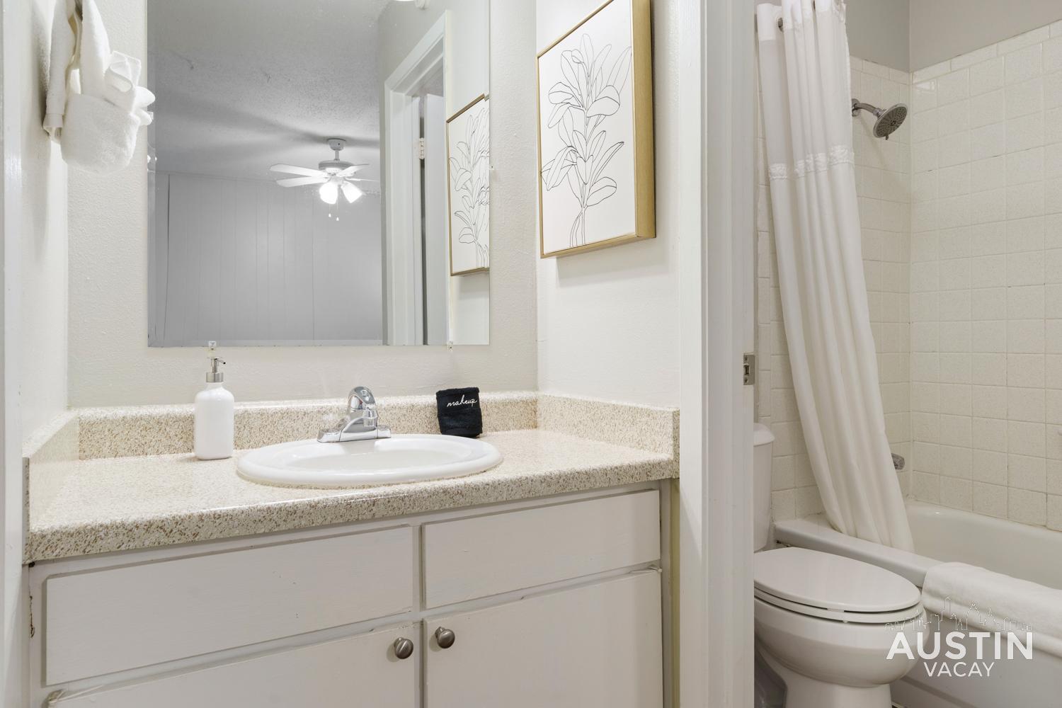 1st Floor Hyde Park Bathtub And Free Parking Apartment