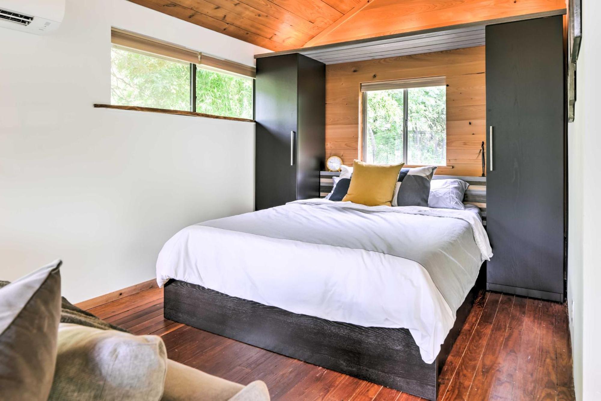 Chic East With Spacious Yard! Apartment