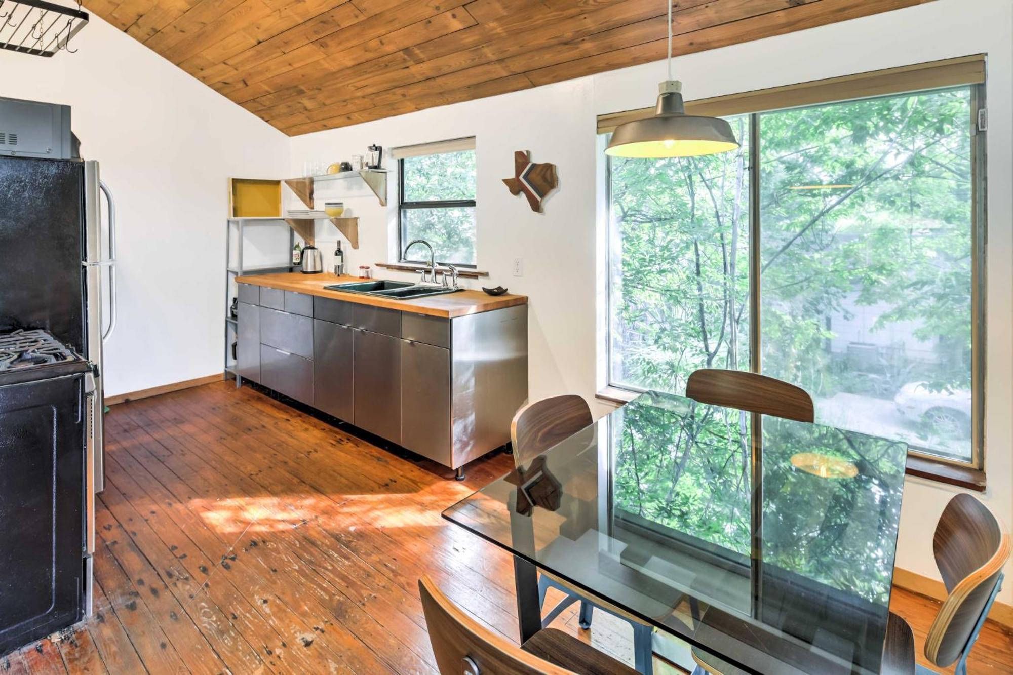 Apartment Chic East With Spacious Yard!