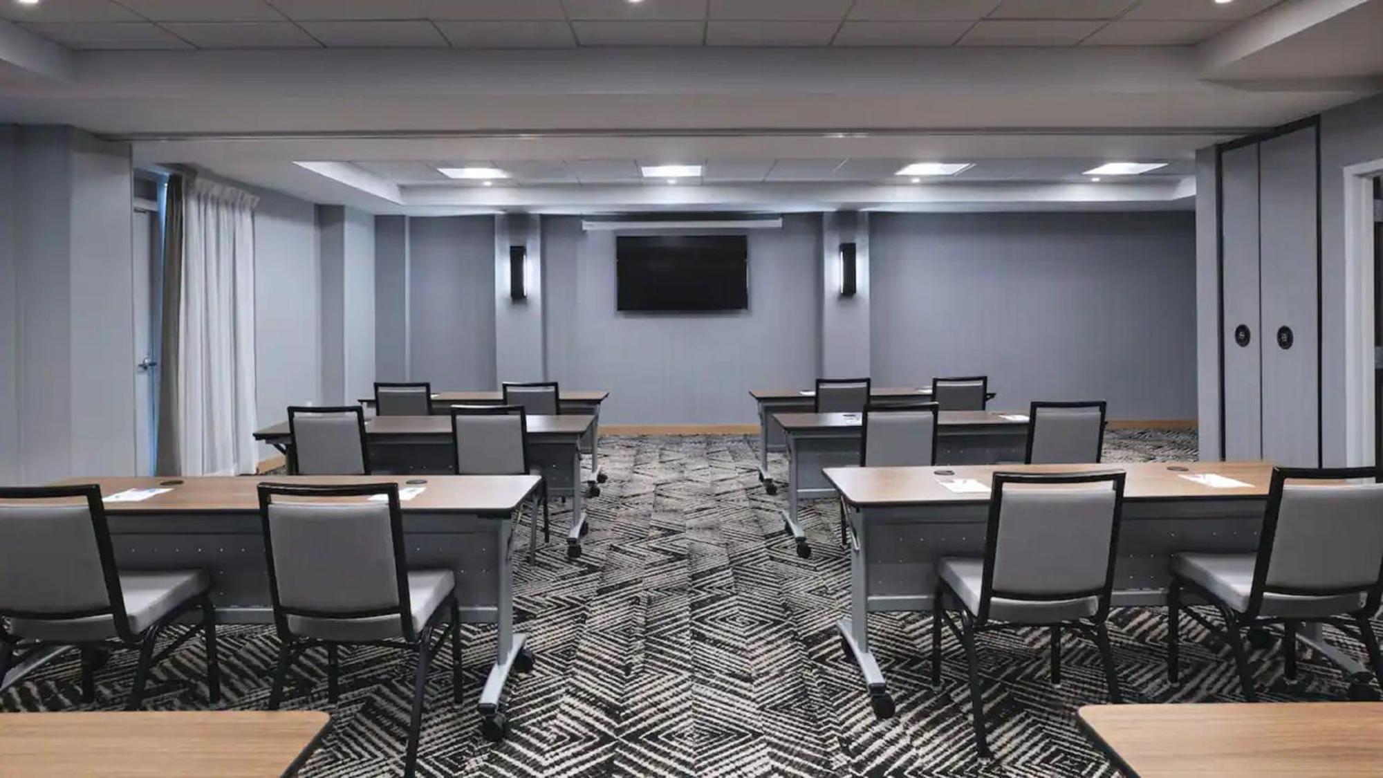 Hyatt Place Arboretum 3*