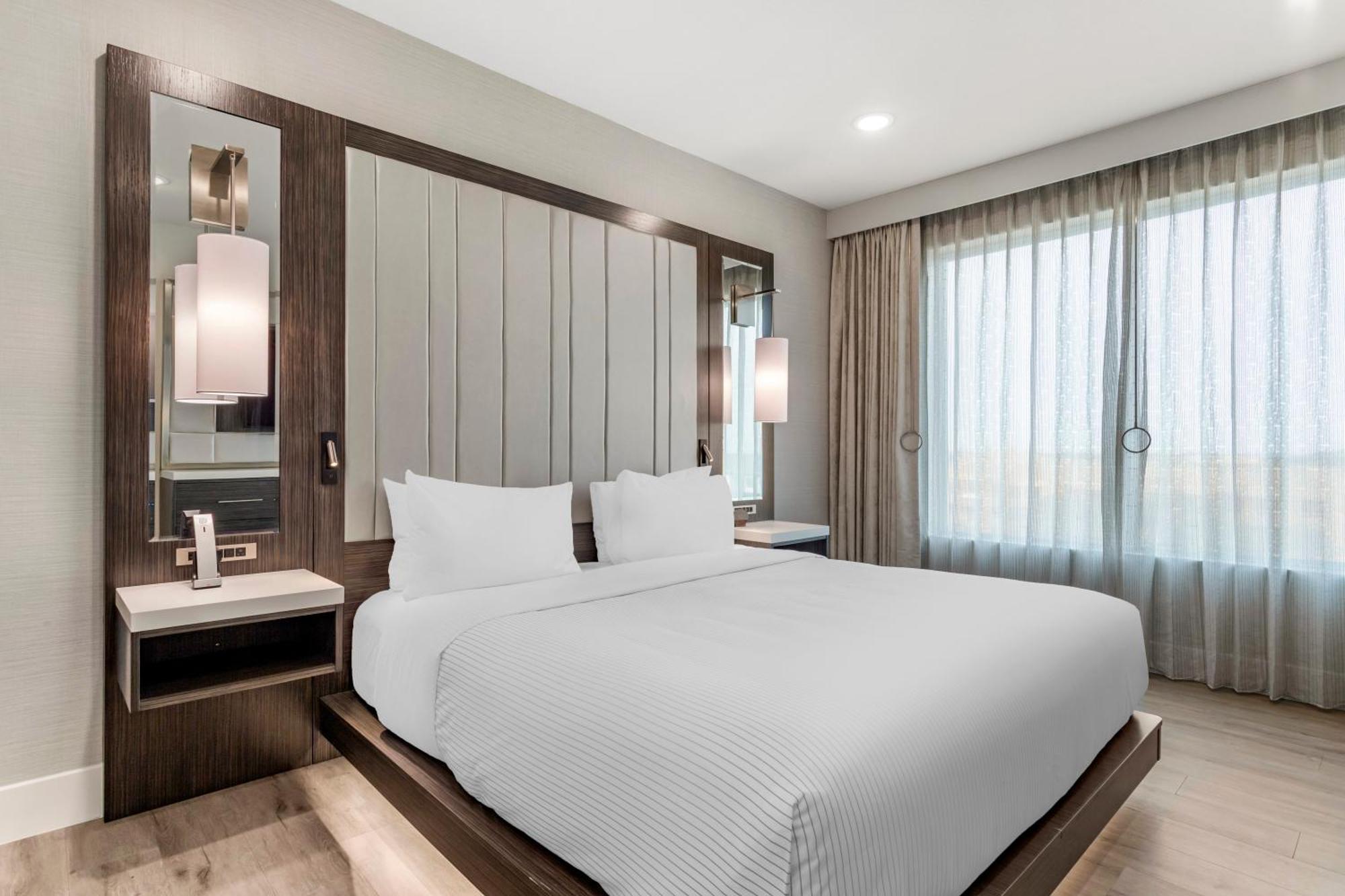 Cambria Uptown Near The Domain *