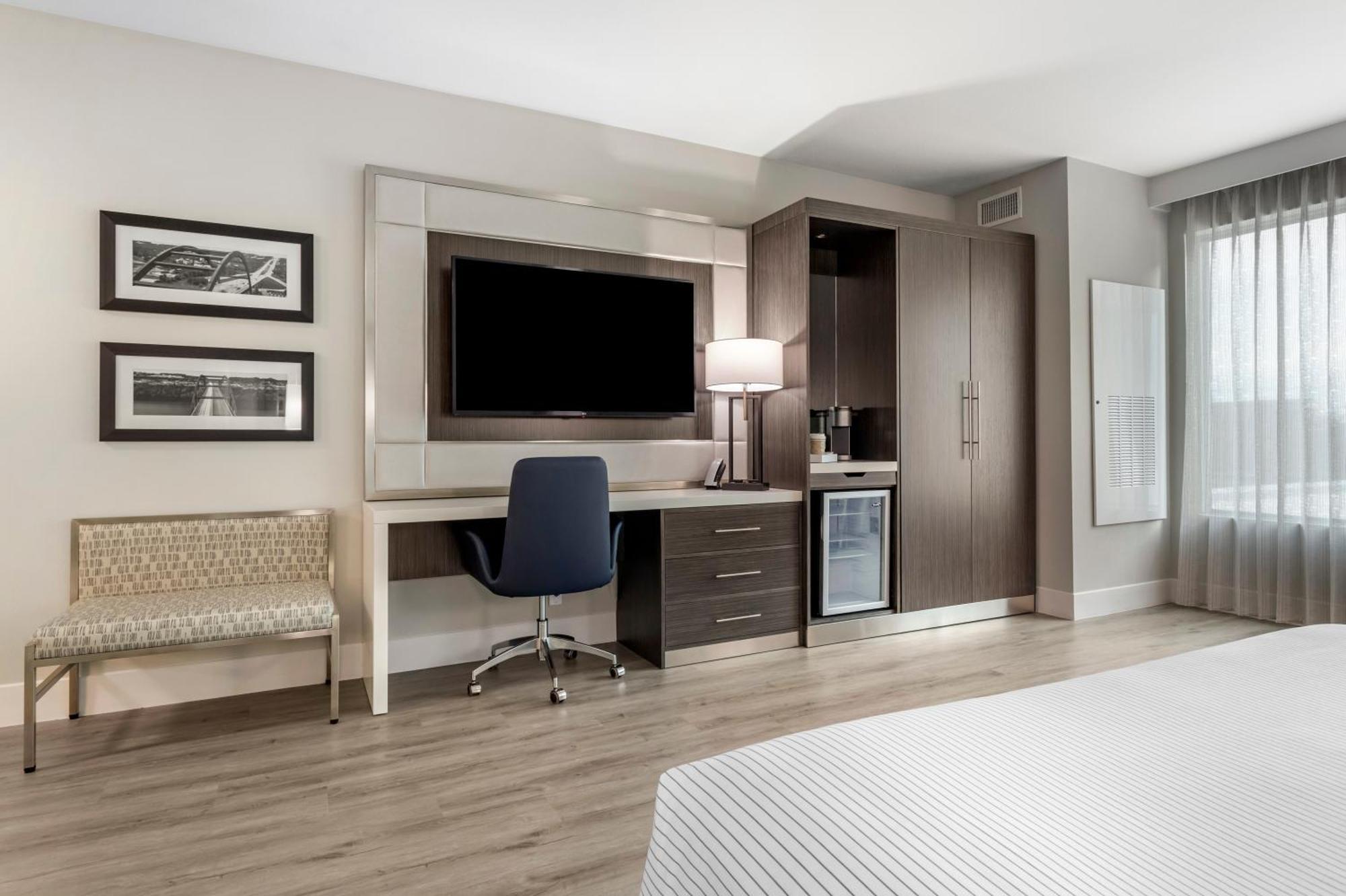 Cambria Uptown Near The Domain *