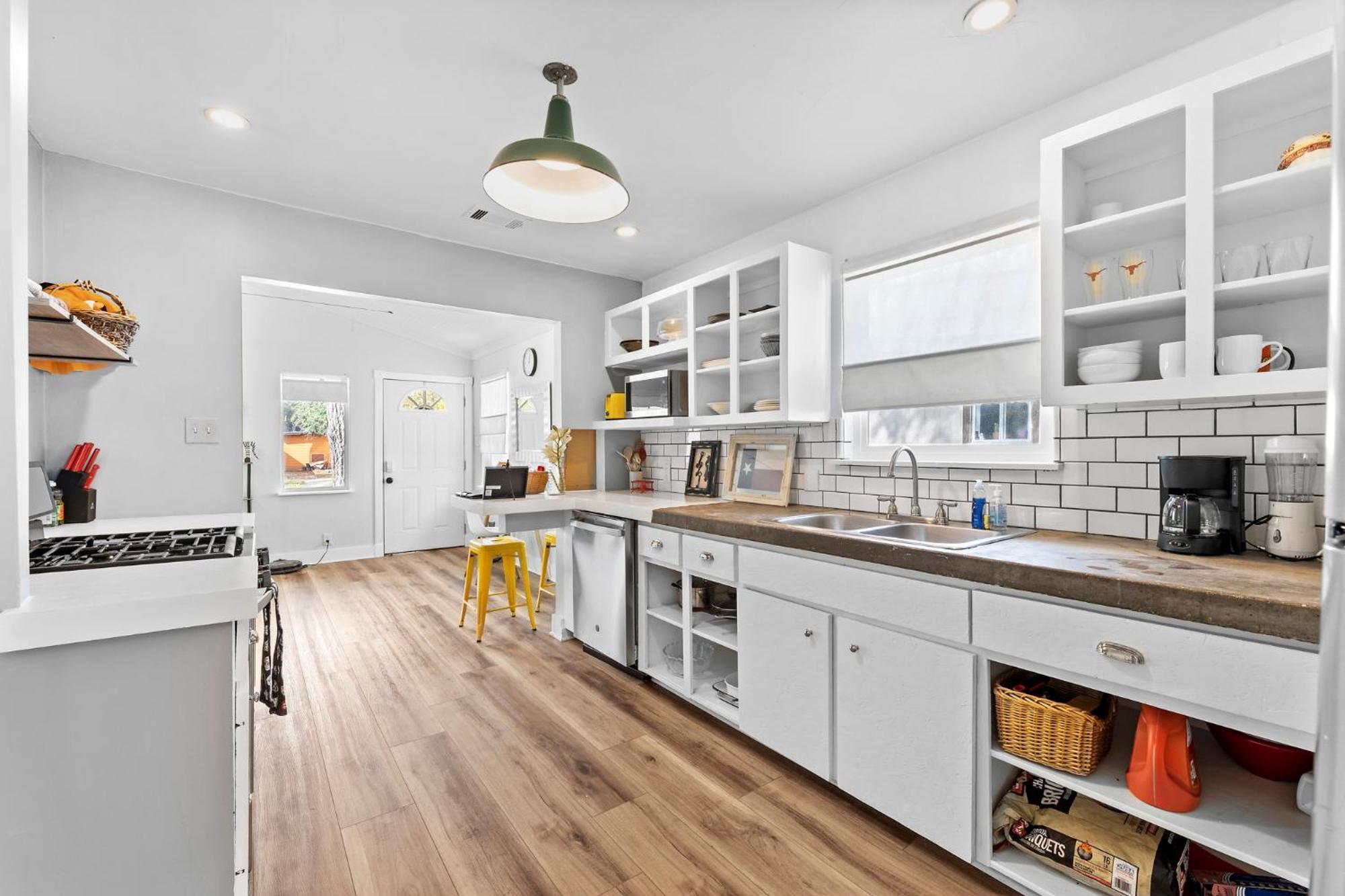 Relax By The Pool, Gather In Yard, Walk To 6Th St & Dtwn'S Top Eateries Holiday home