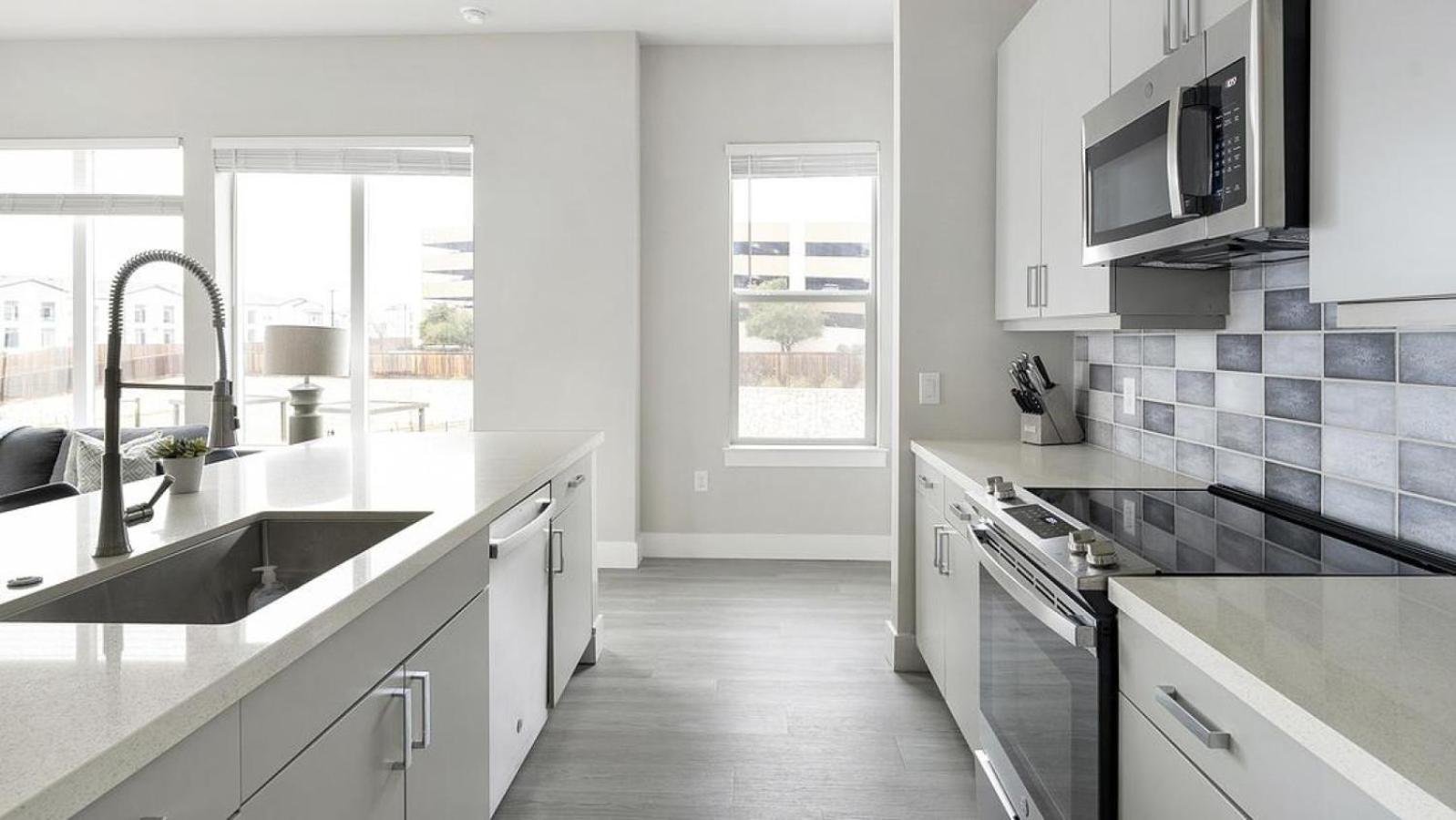 Apartment Landing Modern With Amazing Amenities Austin