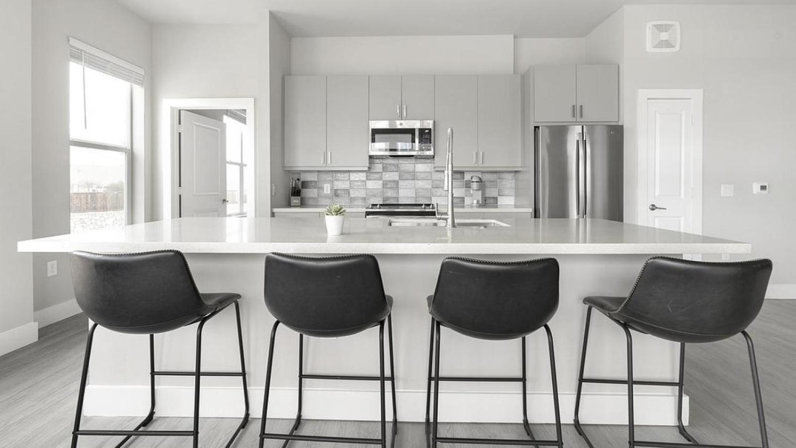 Landing Modern With Amazing Amenities Apartment