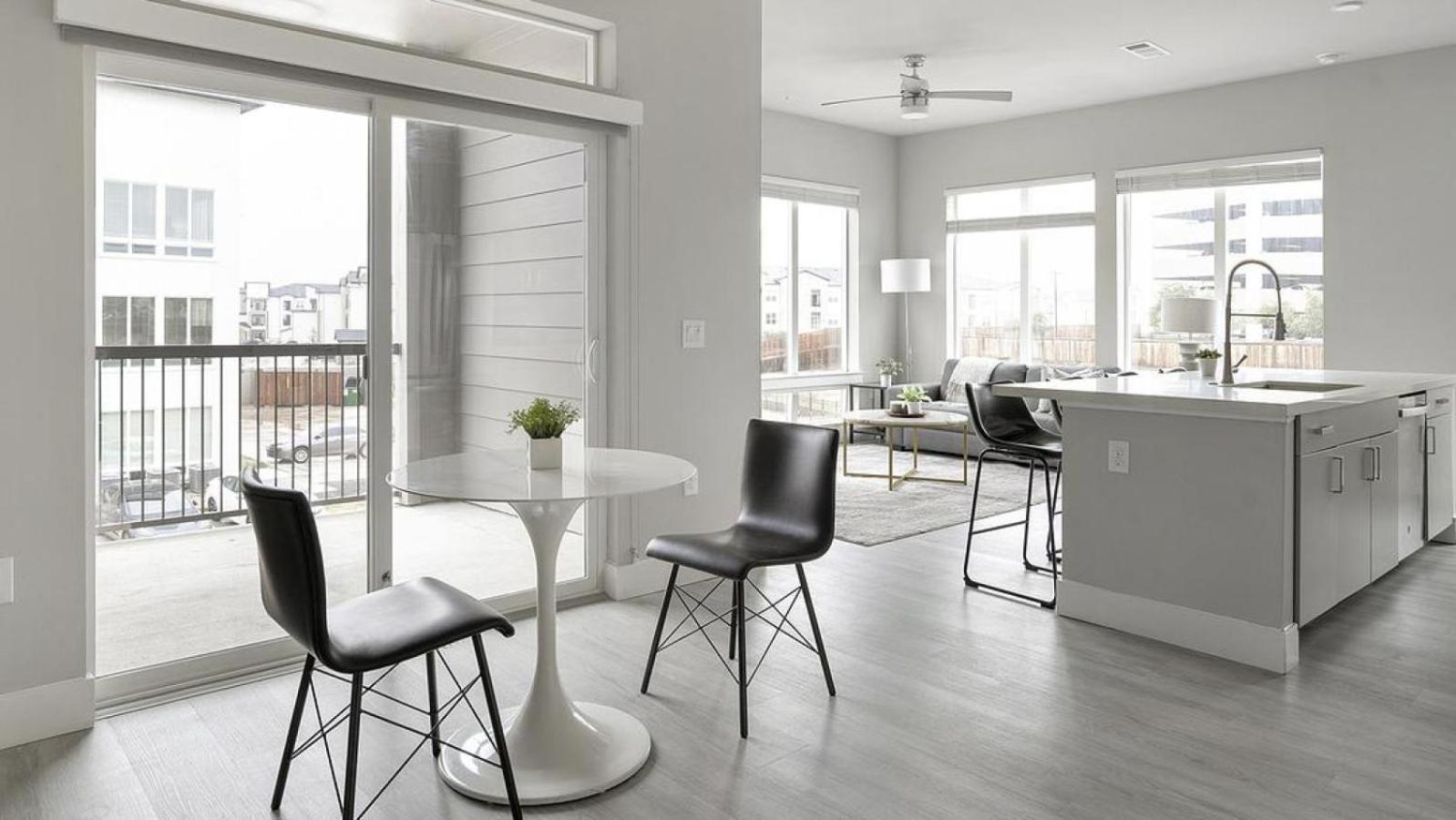 Apartment Landing Modern With Amazing Amenities Austin