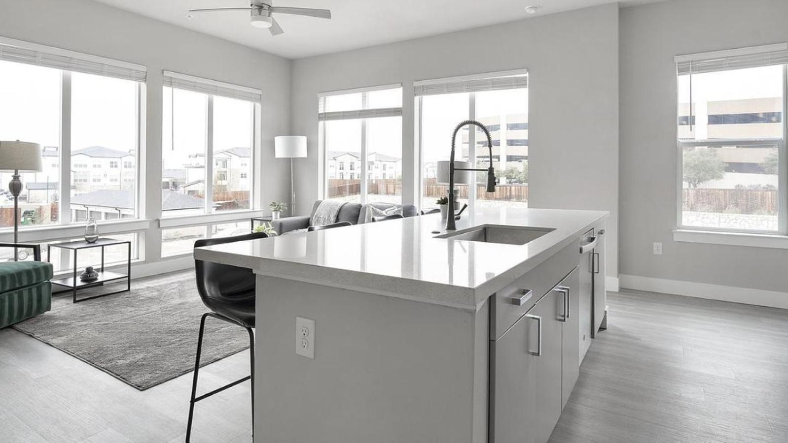 Landing Modern With Amazing Amenities Apartment