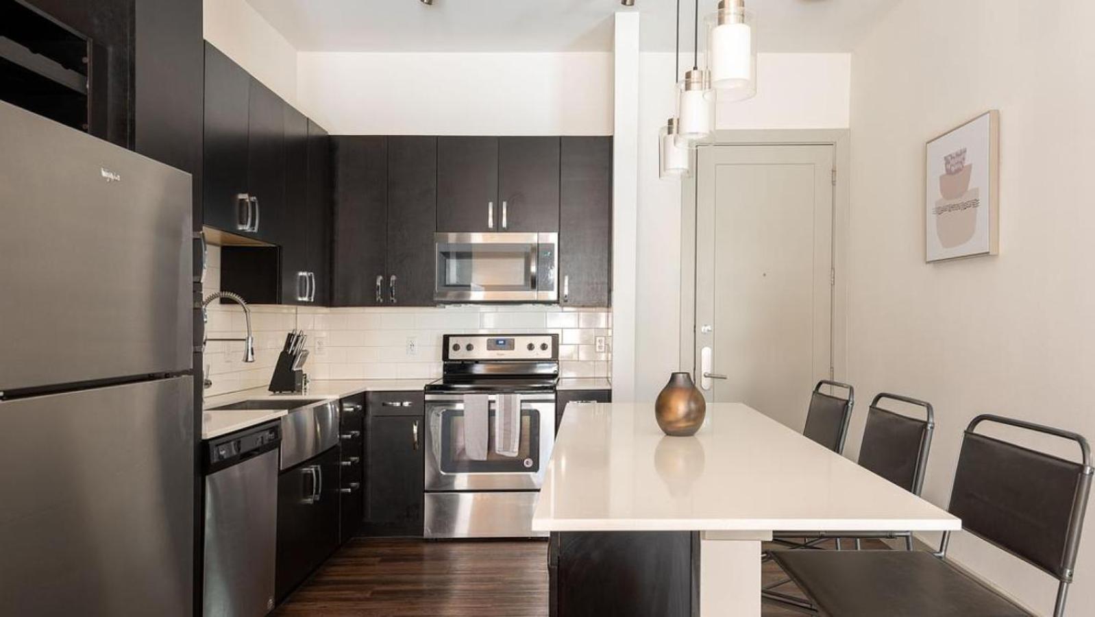 Apartment Landing Modern With Amazing Amenities *