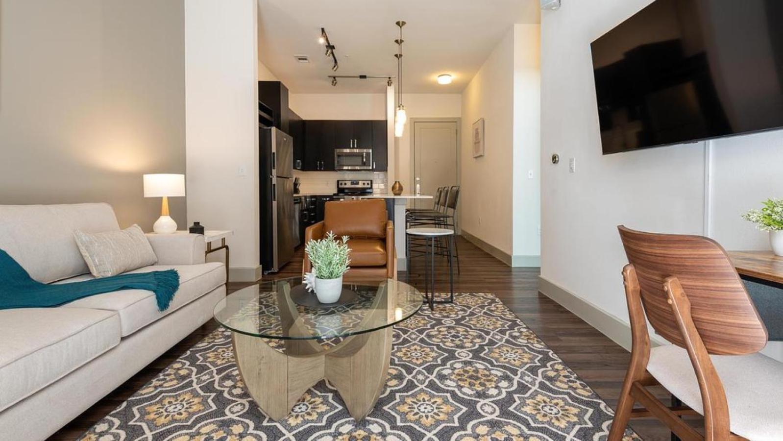 Apartment Landing Modern With Amazing Amenities Austin