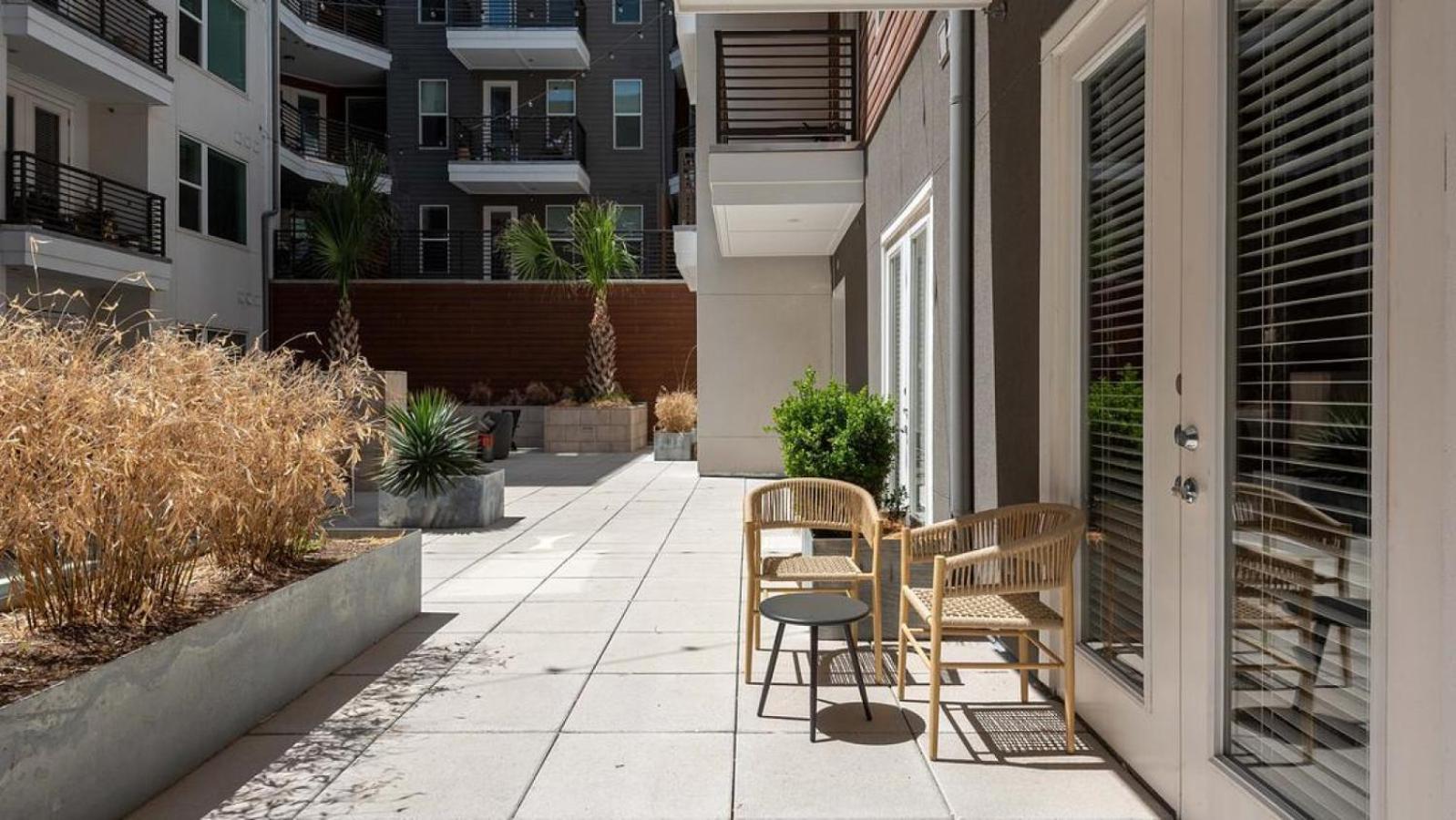 Apartment Landing Modern With Amazing Amenities