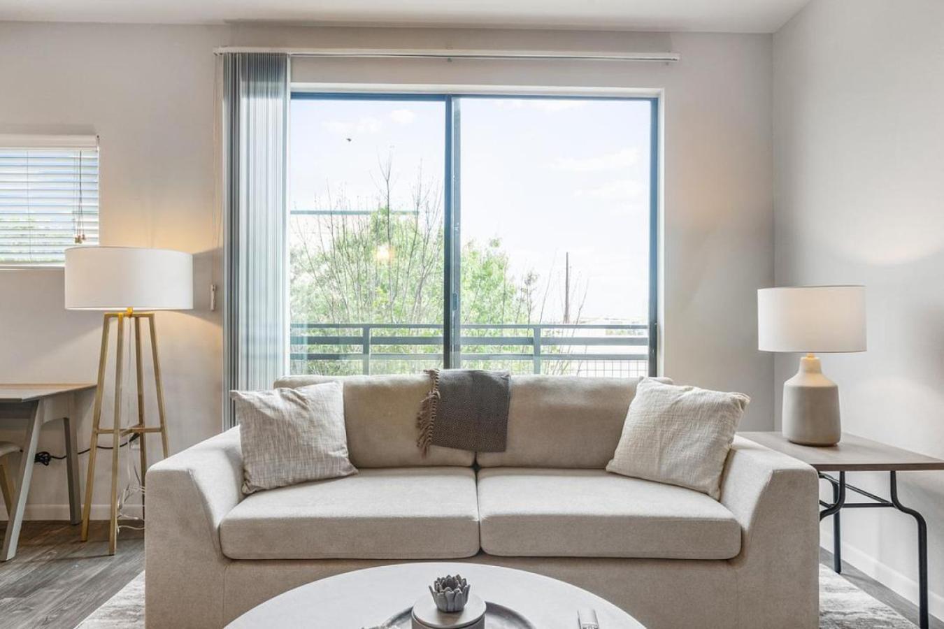 Apartment Landing Modern With Amazing Amenities *