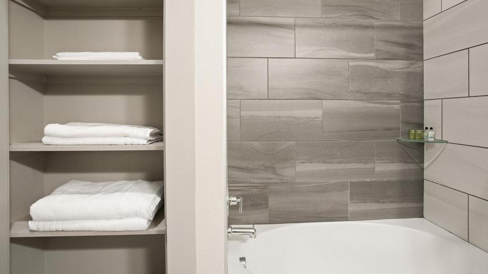 Apartment Landing Modern With Amazing Amenities