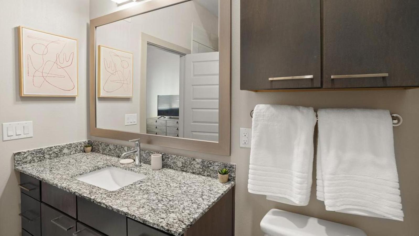 Apartment Landing Modern With Amazing Amenities