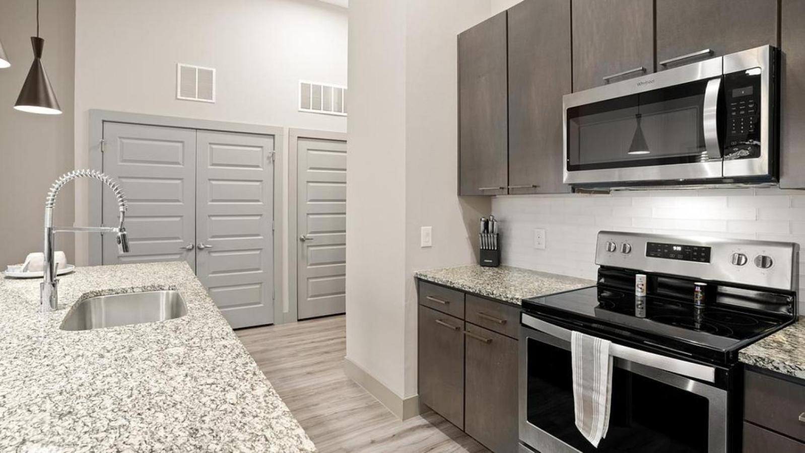 Landing Modern With Amazing Amenities Apartment