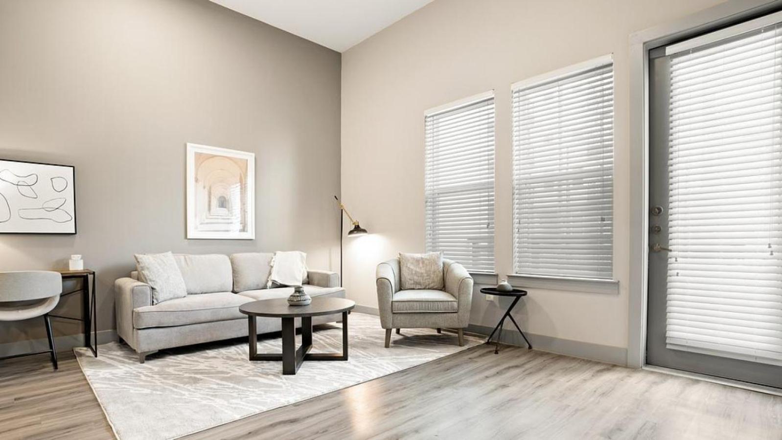 Apartment Landing Modern With Amazing Amenities Austin