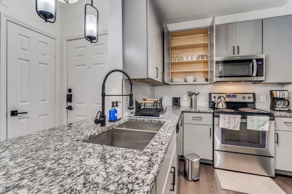 Luxurious 2br+resort Style Pool_5 Min To Domain Apartment