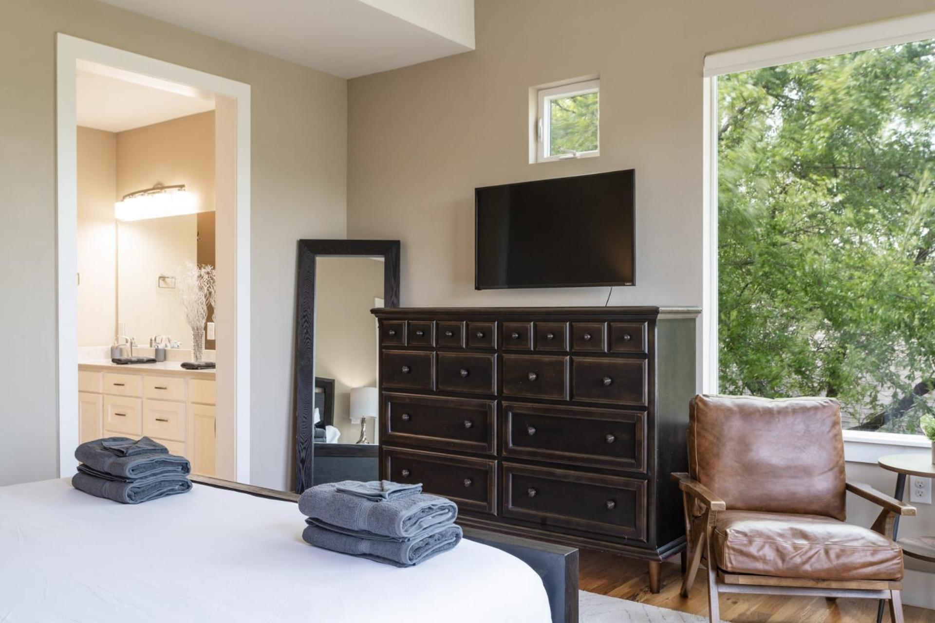 Upstay - New Modern With Private Pool Holiday home *