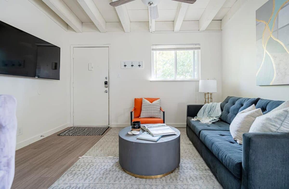 Apartment The Modern I Sleep 5 I Close To Downtown I Roku Tv