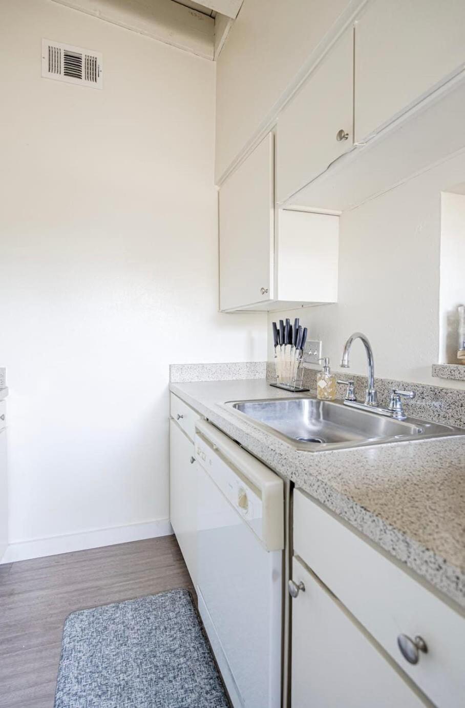The Modern I Sleep 5 I Close To Downtown I Roku Tv Apartment Austin