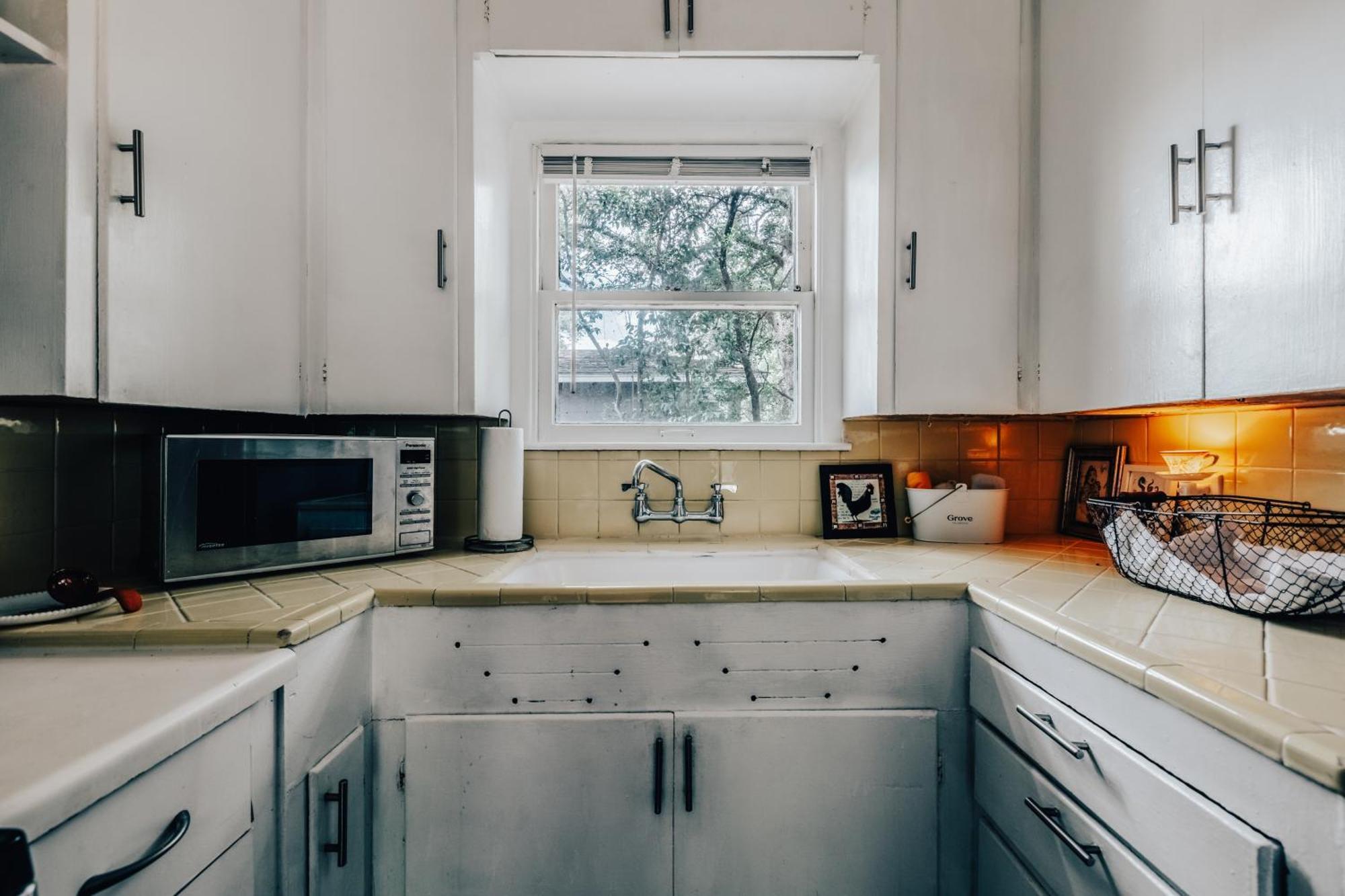 Charming Tree House Retreat Near Ut Campus, Moody Center & Capitol Holiday home Austin