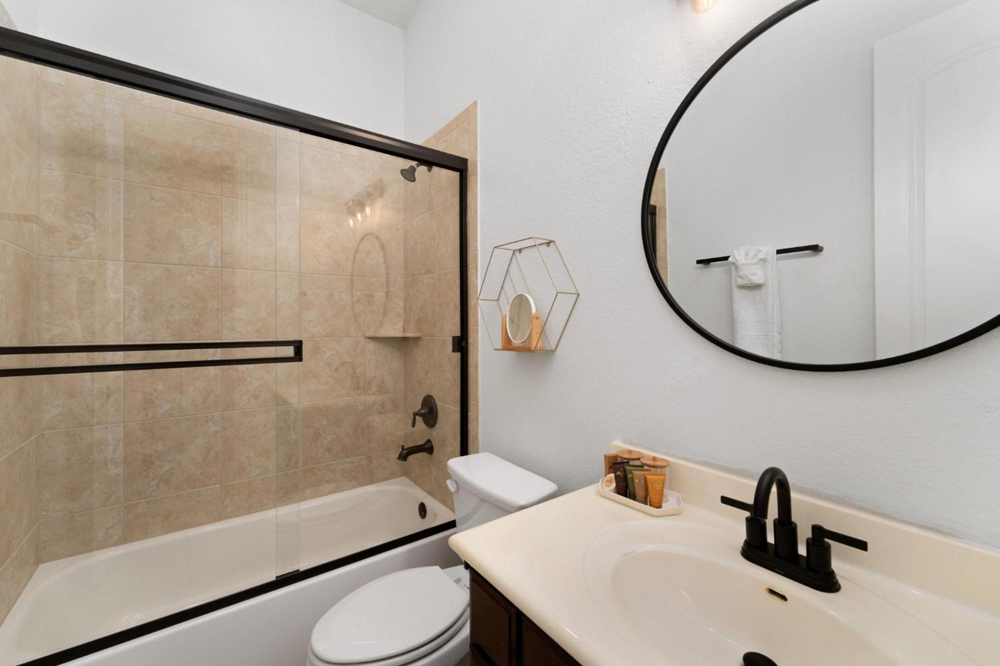 Upstay - Spacious W Pool-hot Tub-office-yard * Austin