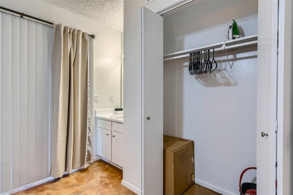 2b Getaway - Sleeps 6 - Pool, Pkg - Walk Dtwn Apartment *