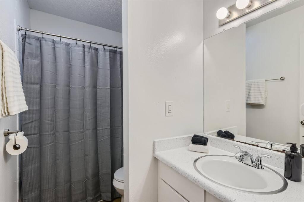2b Getaway - Sleeps 6 - Pool, Pkg - Walk Dtwn Apartment
