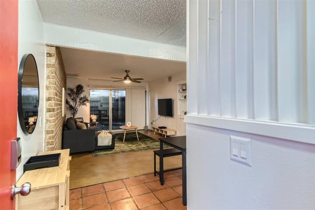 Apartment Your 2b Getaway - Sleeps 6 - Pool, Pkg - Walk Dtwn Austin