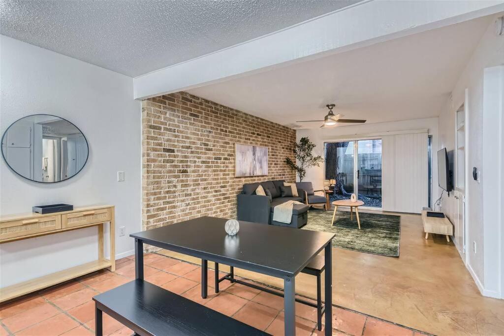 Your 2b Getaway - Sleeps 6 - Pool, Pkg - Walk Dtwn Austin
