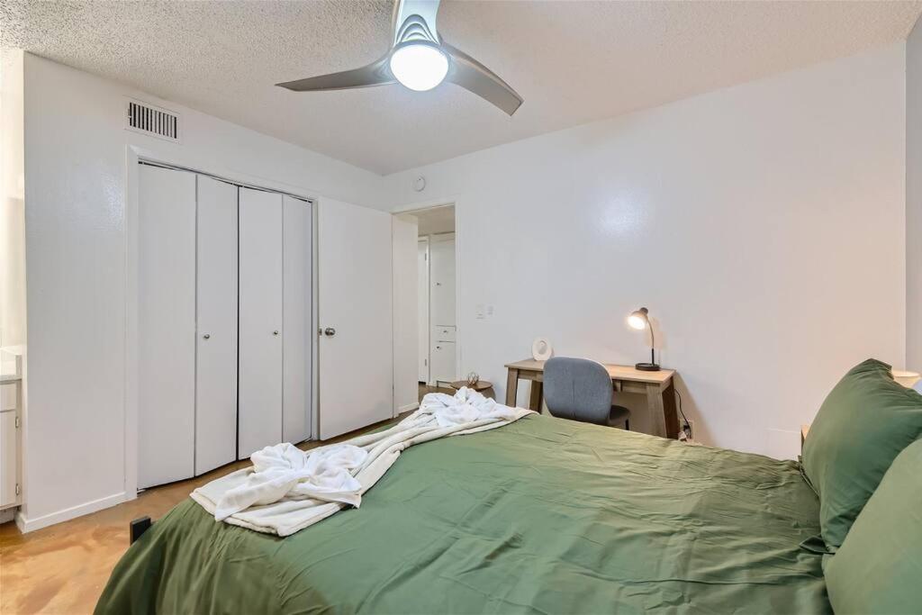 Your 2b Getaway - Sleeps 6 - Pool, Pkg - Walk Dtwn Austin