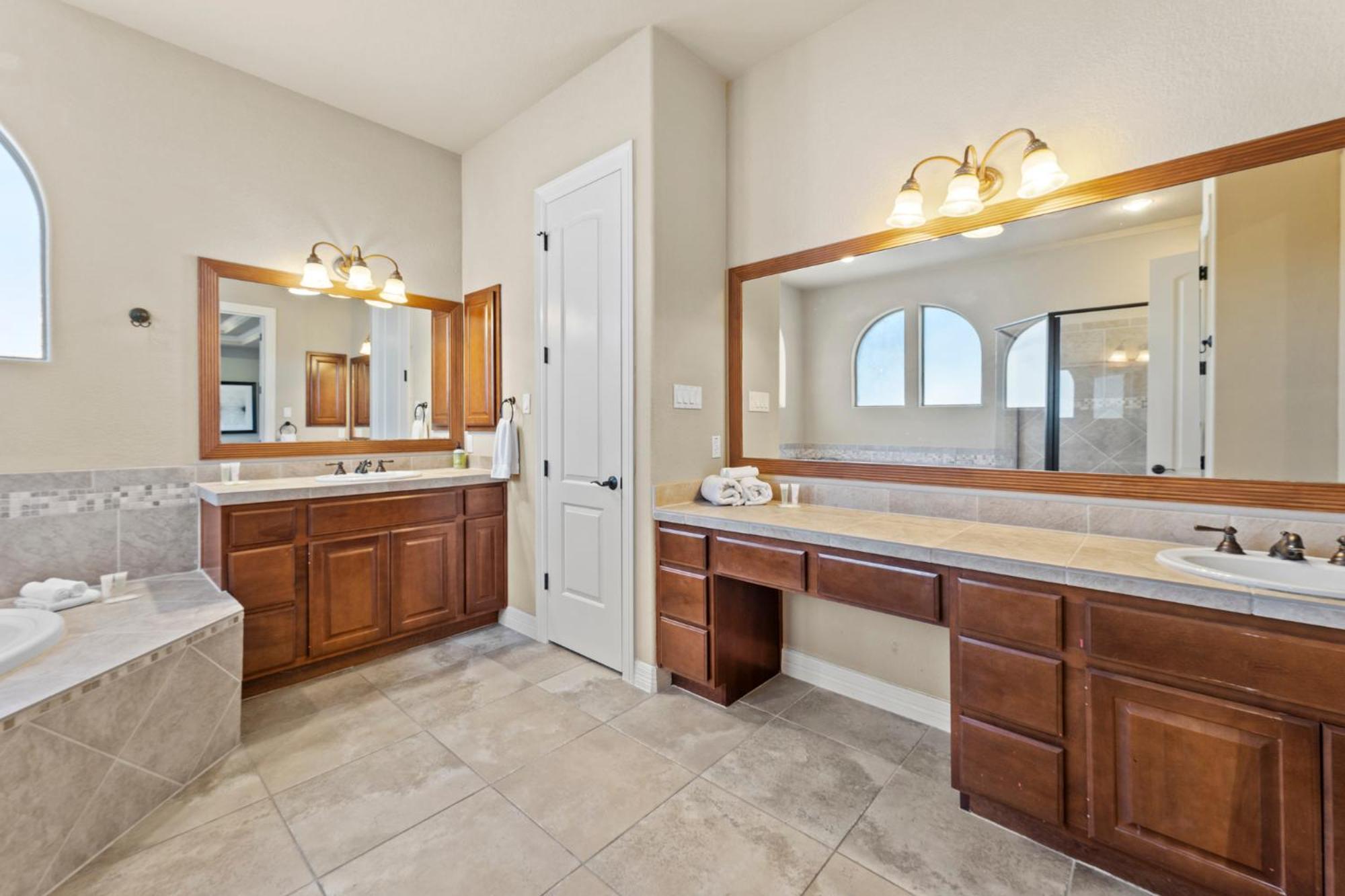 3 Kings With Theater, Gameroom And Bbq Just 7 Mins From Marina