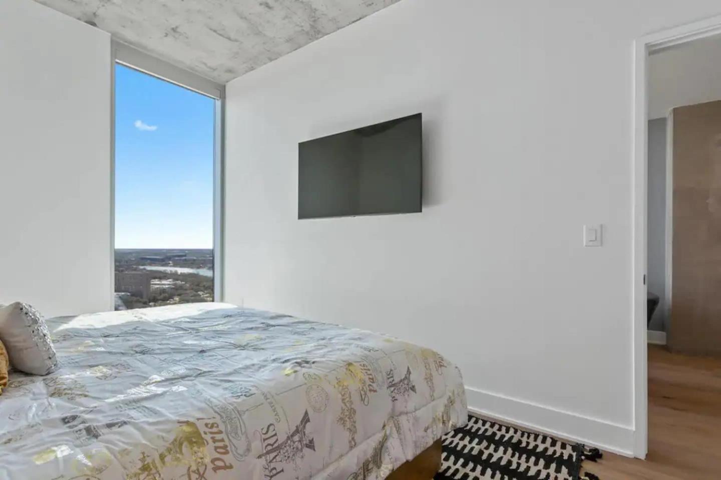 Modern 1br On Rainey St With Pool And Views Holiday home