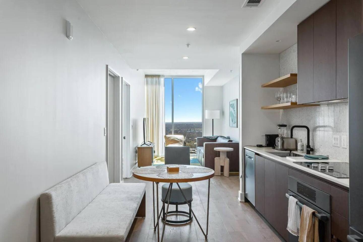Modern 1br On Rainey St With Pool And Views Holiday home Austin